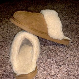 Size 10 Bear paws indoor and outdoor slippers